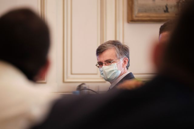 Εκτακτη σύσκεψη με Τσιόδρα στο υπουργείο Υγείας για τις μεταλλάξεις – Τι προκάλεσε συναγερμό