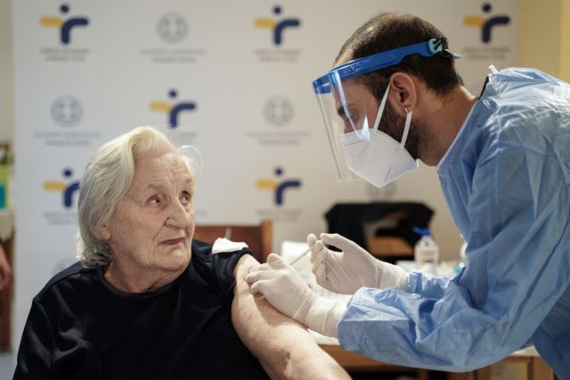 Αρχίζει τη Δευτέρα ο εμβολιασμός για τους άνω των 85 ετών | tanea.gr