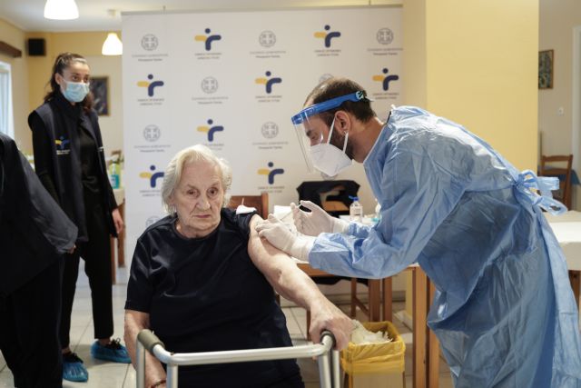 Κοροναϊός : Αρχισαν οι εμβολιασμοί στα γηροκομεία