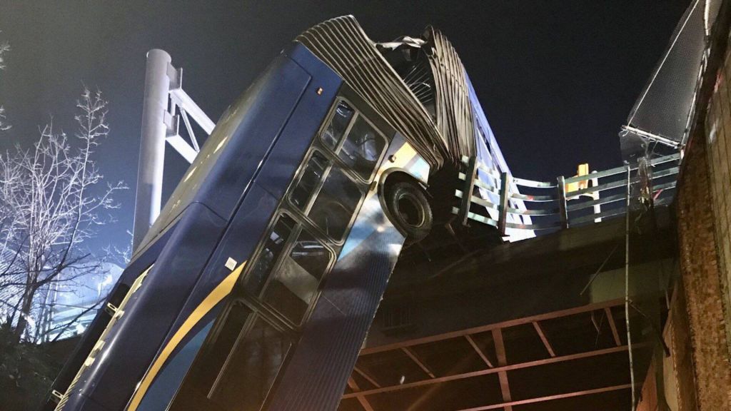 ΗΠΑ : Λεωφορείο με επιβάτες… αιωρούνταν στο κενό μετά από τροχαίο σε γέφυρα του Μπρονξ