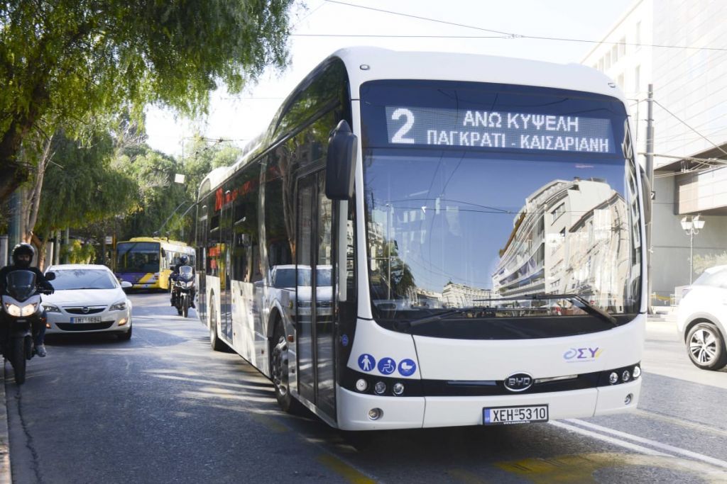 Δοκιμαστική διαδρομή με ηλεκτρικό λεωφορείο πραγματοποίησε ο Καραμανλής