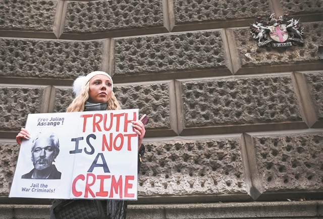 «Οχι» στην έκδοση του Ασάνζ στις ΗΠΑ αποφάσισαν οι δικαστές