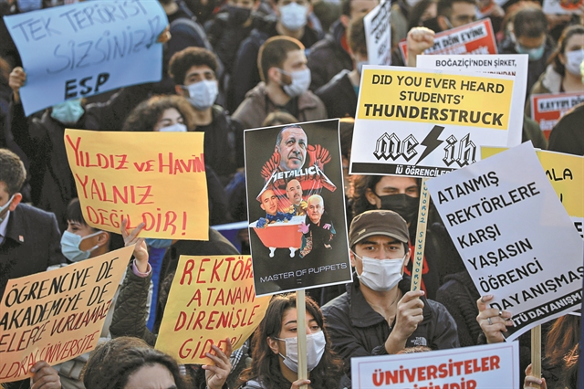Τουρκία : Εβαλαν… χειροπέδες στο Πανεπιστήμιο του Βοσπόρου