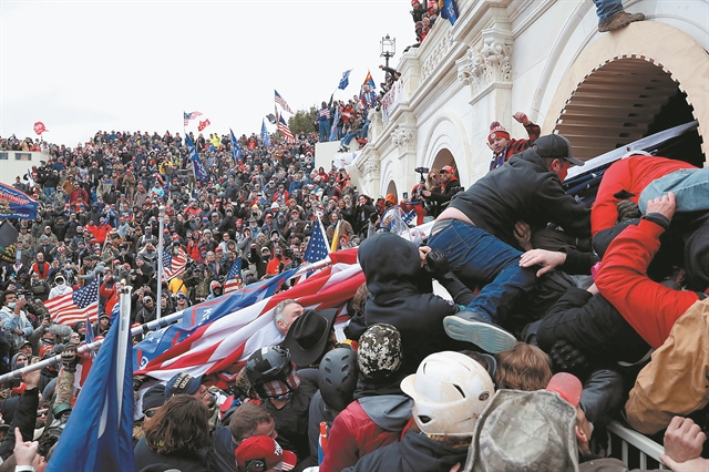 «Σκοτώστε τον Πενς!» ούρλιαζαν οι τραμπούκοι