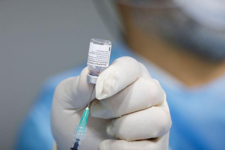 Politico: Η Γερμανία παραβίασε την ευρωπαϊκή αλληλεγγύη για τα εμβόλια | tanea.gr