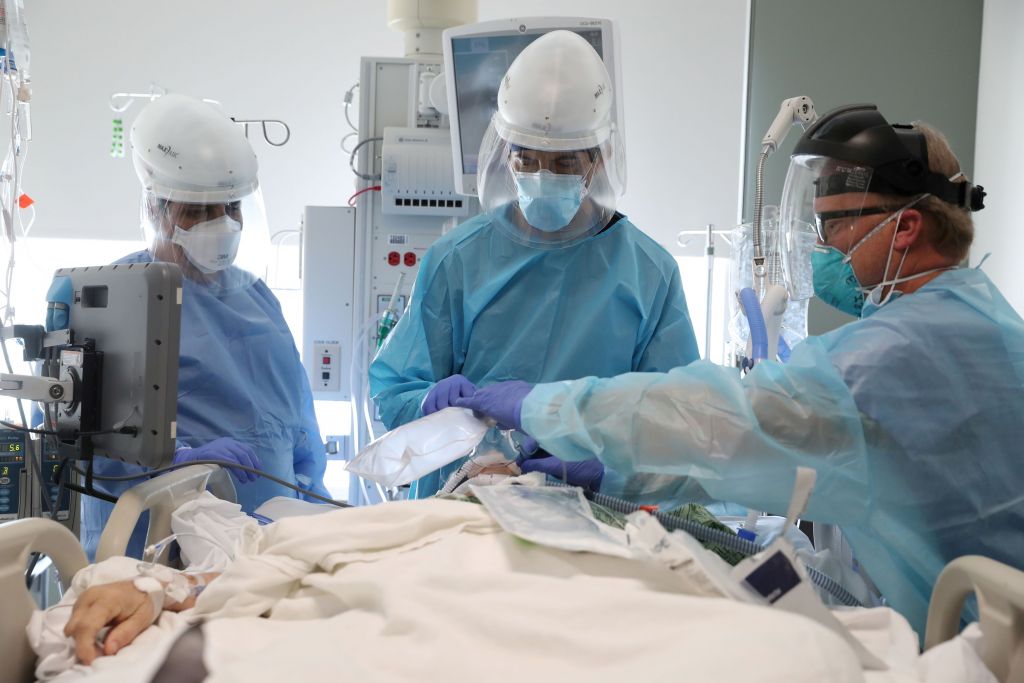 Καλιφόρνια – κοροναϊός : Ασθενοφόρα με ασθενείς κάνουν ουρά για να μπουν στα νοσοκομεία