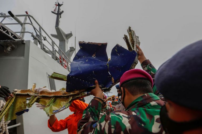 Ινδονησία : Εντοπίστηκαν τα μαύρα κουτιά του αεροσκάφους που συνετρίβη | tanea.gr