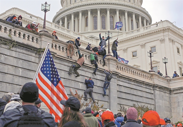 Οι πολλαπλοί θάνατοι της δημοκρατίας