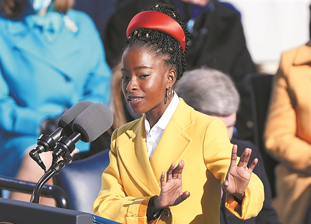 Αμάντα Γκόρμαν: χαμένη στη μετάφραση από σχόλια που ζητούν «μαύρο μεταφραστή»