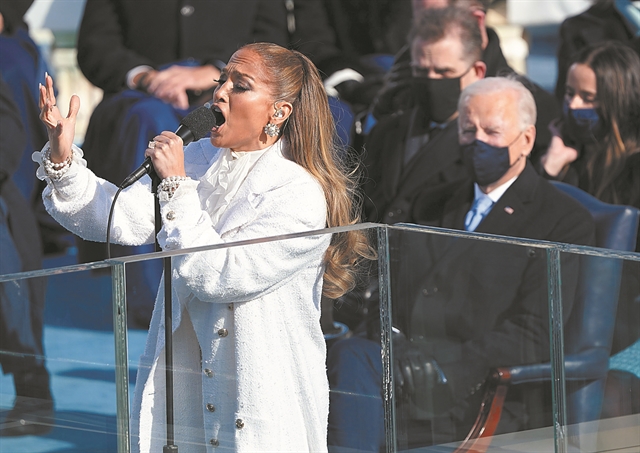 H Τζένιφερ Λόπεζ άφησε τις άλλες να… τρώνε τη σκόνη της