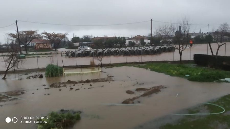 Πλημμυρικά φαινόμενα σε Ροδόπη και Έβρο με εκκένωση κατοικιών, απεγκλωβισμούς και κλείσιμο σχολείων