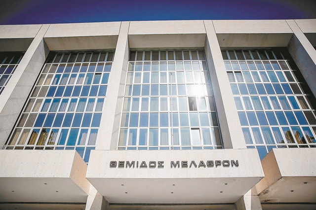 Στην τελική ευθεία δικαστικές αποφάσεις με πολιτικό άρωμα