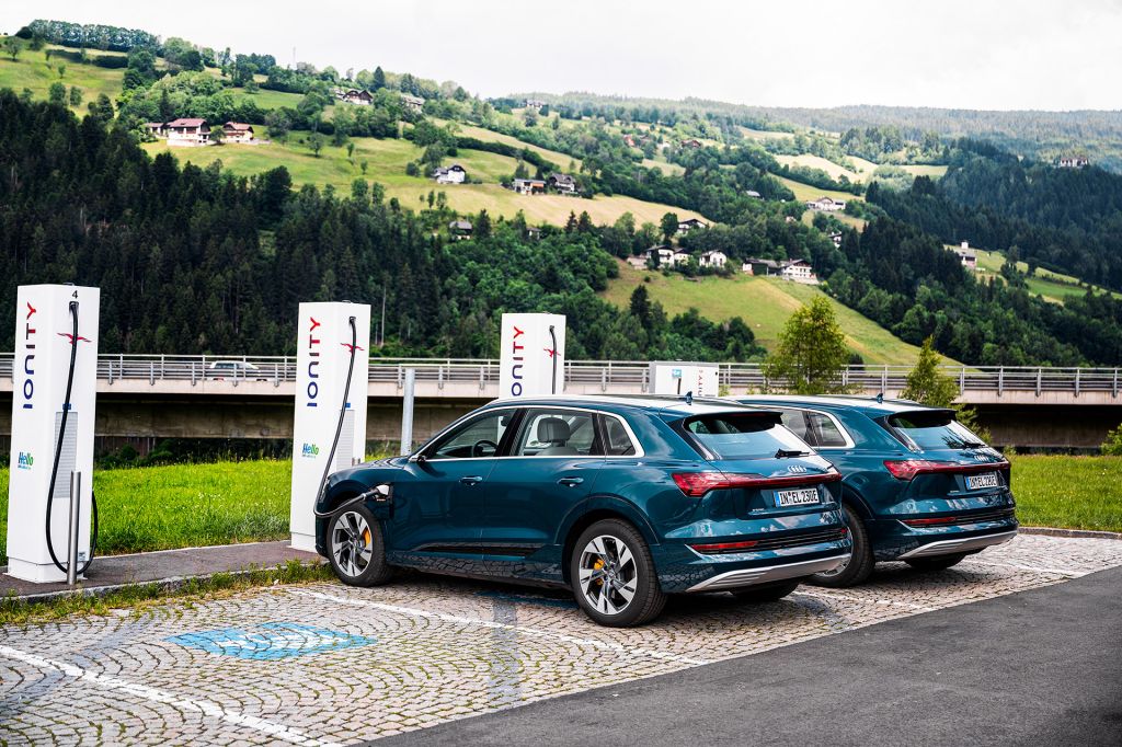 H Audi λέει τέλος στον κίνδυνο blackout στο δίκτυο όταν φορτίζουν τα ηλεκτρικά της