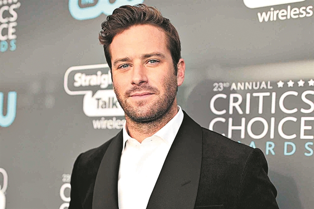 Εκτός ταινίας ο Aρμι Χάμερ λόγω των σχολίων για «κανιβαλισμό»