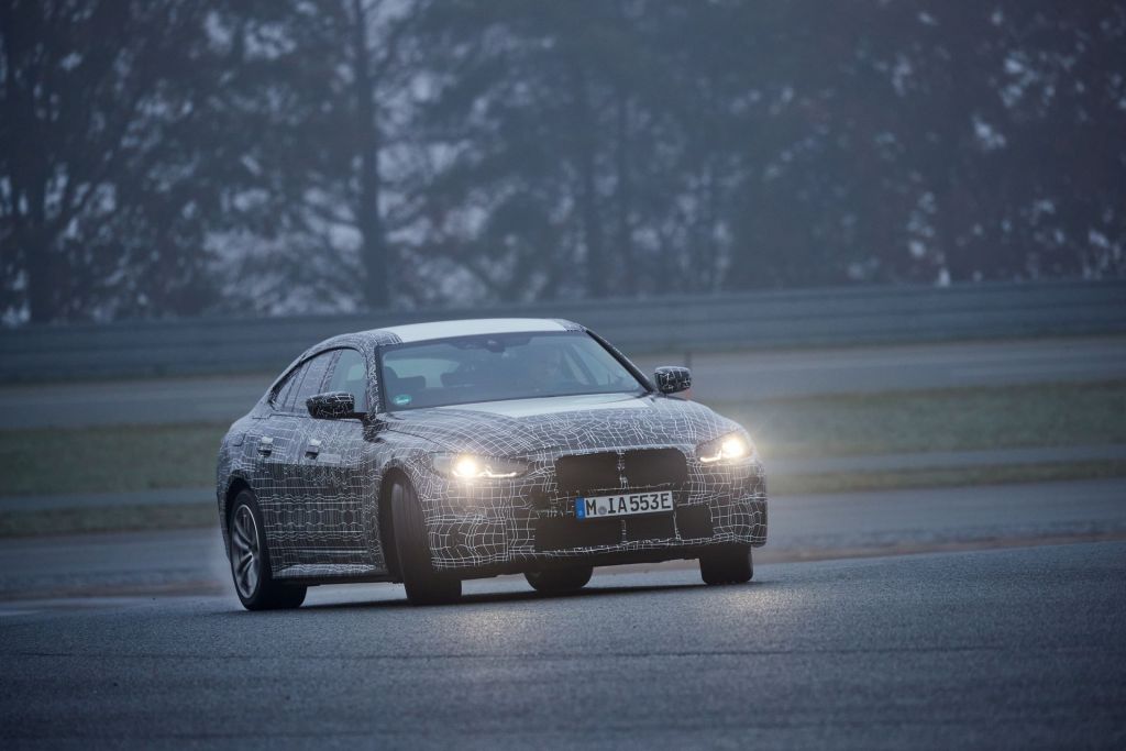 BMW i4: Η νέα ηλεκτρική πρόταση αποκαλύπτει τις σπορ ορέξεις της