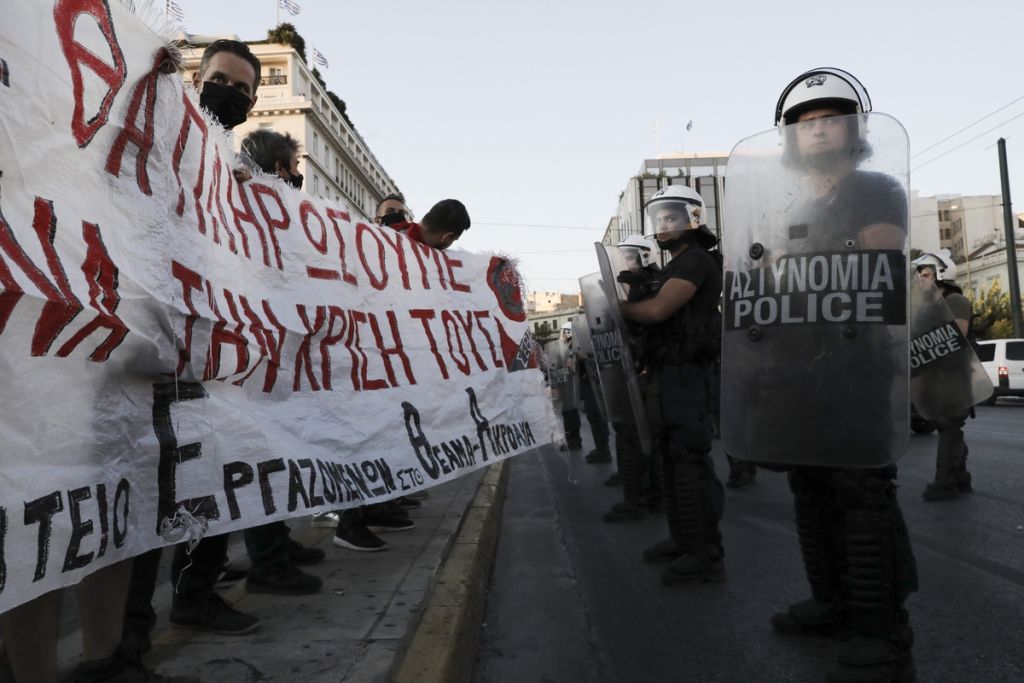Χρυσοχοΐδης :  Τέλος τα δακρυγόνα – ‘Ετσι θα αστυνομεύονται στο εξής οι διαδηλώσεις