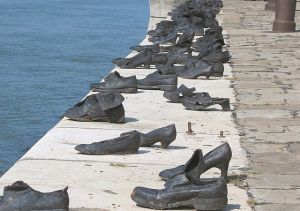 Από τους «γερμανοτσολιάδες» της αντιμνημονιακής ρητορικής στις εικόνες του Αουσβιτς