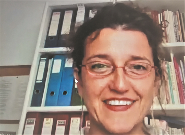 «Αντί να πλένεις θα πρέπει να ποτίζεις το κοστούμι»