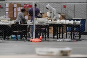 Τζόρτζια : Αυτοανακηρύχθηκαν νικητές τόσο ο Δημοκρατικός Γουόρνοκ όσο και η Ρεπουμπλικανή Λεφλέρ