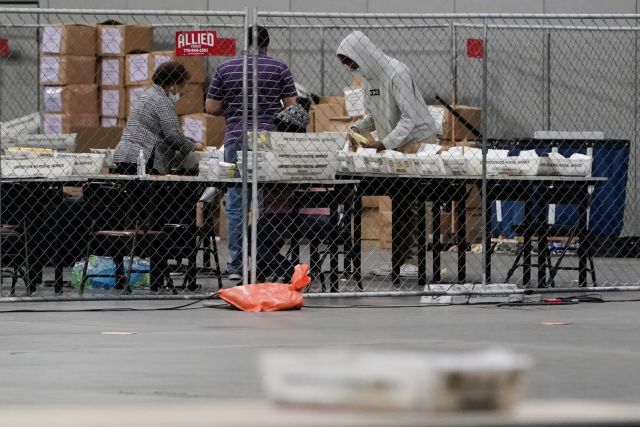 Τζόρτζια : Αυτοανακηρύχθηκαν νικητές τόσο ο Δημοκρατικός Γουόρνοκ όσο και η Ρεπουμπλικανή Λεφλέρ