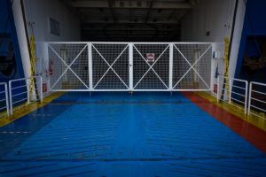 Προσέκρουσε στο λιμάνι του Αθηνιού στη Σαντορίνη το πλοίο «Πρέβελης»