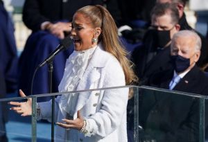 ΗΠΑ : Ντυμένη στα λευκά η Τζένιφερ Λόπεζ τραγούδησε για τον Τζο Μπάιντεν