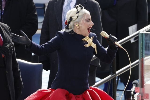 Ορκωμοσία Μπάιντεν: Η εντυπωσιακή εμφάνιση της Lady Gaga και  το φαντασμαγορικό σόου με τον Τομ Χανκς