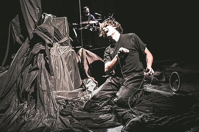 Οταν με στενεύουν τα παπούτσια…