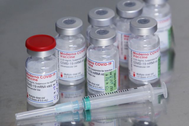 Το εμβόλιο της Moderna καλύπτει τις μεταλλάξεις – Λιγότερο το νοτιοαφρικανικό στέλεχος