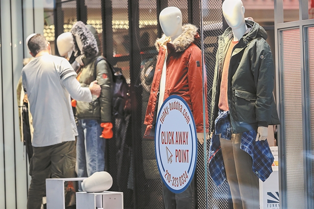 Ανεβάζει ρολά και εκπτώσεις