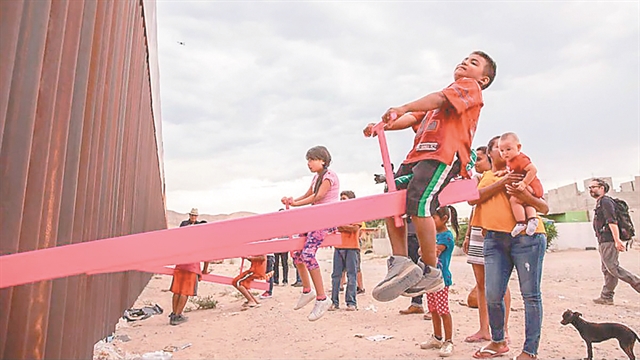 Το βραβείο ντιζάιν της χρονιάς στις ροζ τραμπάλες των συνόρων ΗΠΑ – Μεξικού