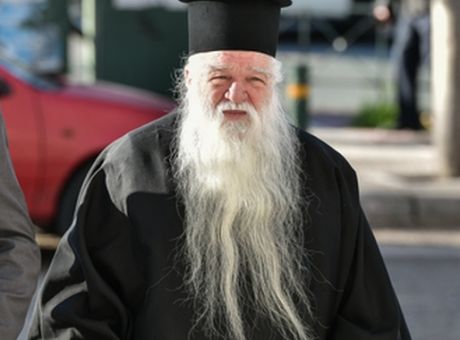 Αίγιο : Αμβρόσιος και Καλαβρύτων Ιερώνυμος έριξαν τον σταυρό στη θάλασσα