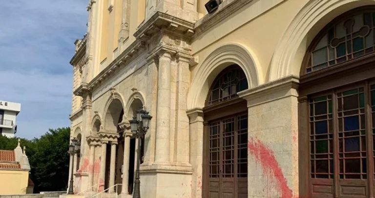 Βανδάλισαν με μπογιές και συνθήματα τον Μητροπολιτικό ναό του Αγίου Μηνά | tanea.gr