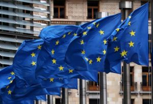 Η ΕΕ κάνει πίσω για τον περιορισμό εξαγωγών εμβολίων στη Β. Ιρλανδία