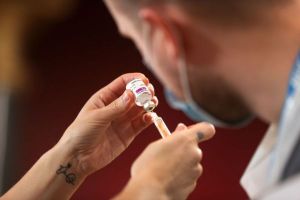 Οι μεταλλάξεις του κοροναϊού «φρενάρουν» την αισιοδοξία παρά τα νέα εμβόλια