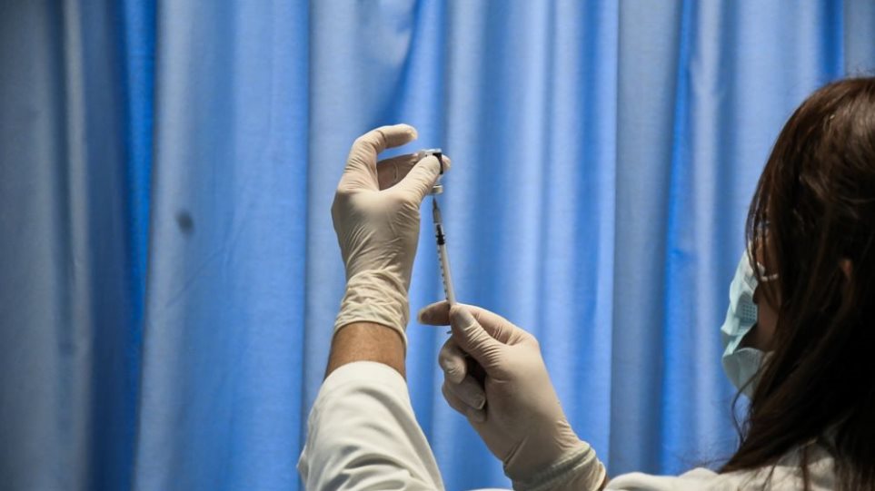 Θεμιστοκλέους : Εξαρχής προβλεπόταν ο εμβολιασμός υγειονομικών να γίνει σε τρεις φάσεις