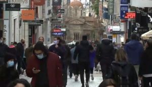 Ασύλληπτες εικόνες στο κέντρο της Αθήνας – Έδιωχναν τους πελάτες οι καταστηματάρχες