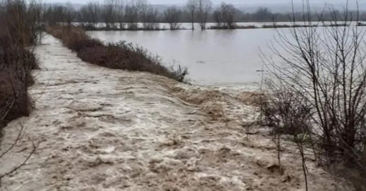 Σαρώνει τη χώρα η κακοκαιρία – Μεγάλες «πληγές» στον Έβρο – Φόβοι για υπερχείλιση του ποταμού