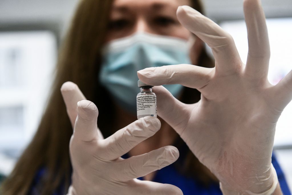 Κοροναϊός : Είναι επικίνδυνη η απόφαση της Αγγλίας να… συνδυάσει διαφορετικά εμβόλια;