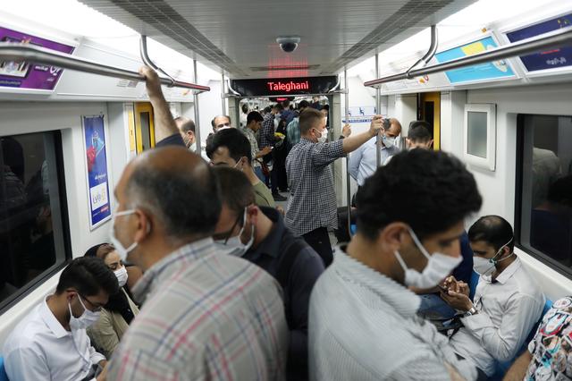 Κοροναϊός : Γιατί δεν πρέπει να μιλάμε στο μετρό – Τι συμβαίνει με τη μετάδοση του ιού