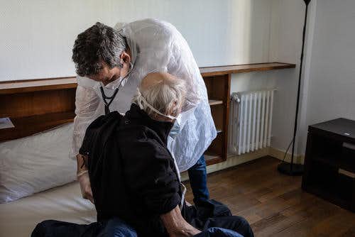 Γαλλία : Έκκληση για βοήθεια από γηροκομείο – Ασθένησαν σχεδόν όλοι οι ηλικιωμένοι και οι εργαζόμενοι | tanea.gr