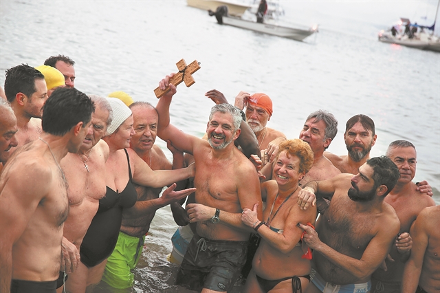 Οταν βούτηξαν όλοι στη θάλασσα