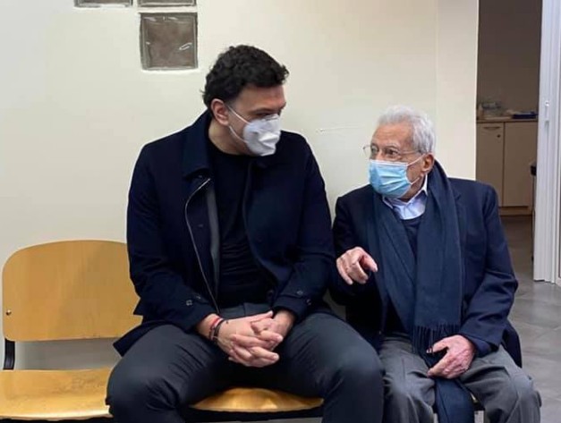 Δίπλα στον Πέτρο Μολυβιάτη που εμβολιάστηκε στο ΚΑΤ ο Κικίλιας