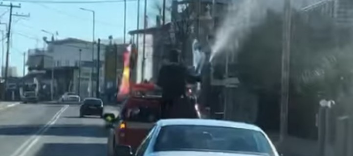 Θεοφάνια : Ιερέας κάνει αγιασμό σε χωριό της Λαμίας με… υδροφόρα