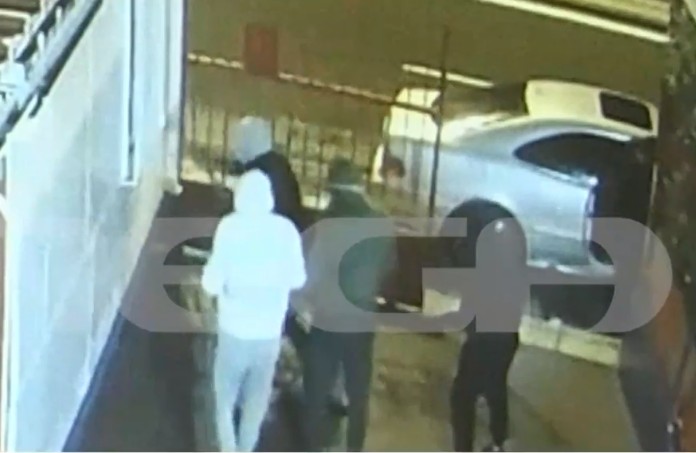 MEGA: Συμμορία ανηλίκων λεηλατεί επιχείρηση με βαριοπούλες