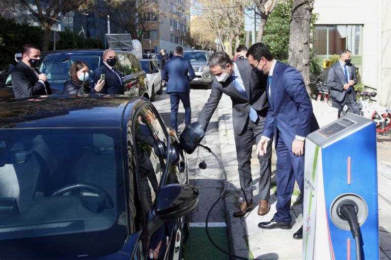 Μητσοτάκης : Πήγε στο υπουργείο Περιβάλλοντος με ηλεκτρικό αυτοκίνητο | tanea.gr