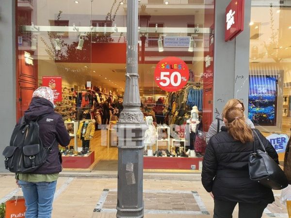 Με ουρές ανέβασαν ρολά τη Δευτέρα τα εμπορικά καταστήματα