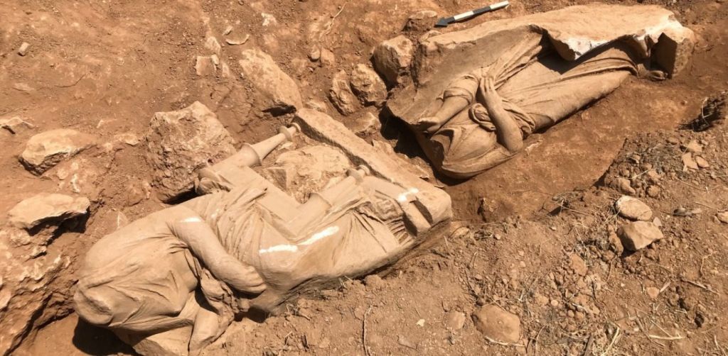 Σπουδαία αρχαιολογική ανακάλυψη στην Παιανία: Επιτύμβιο μνημείο με δυο γυναικείες μορφές