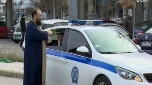 Ιερέας στη Θεσσαλονίκη ραντίζει με αγιασμό τα περιπολικά της ΕΛ.ΑΣ.