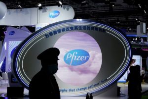 Pfizer: Οι καθυστερήσεις στην παράδοση του εμβολίου θα περιοριστούν σε μία εβδομάδα